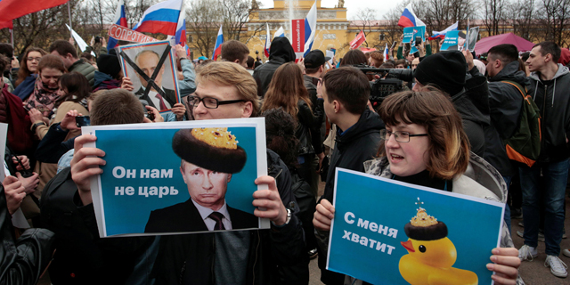 &quot;לא הצאר שלי&quot;: מאות עצורים ב-90 הפגנות ברוסיה לפני השבעת פוטין