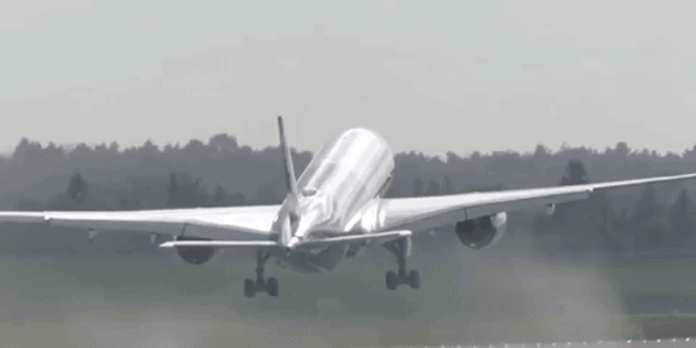 צפו: איך יכול מטוס נוסעים גדול להמריא כמו טיל?