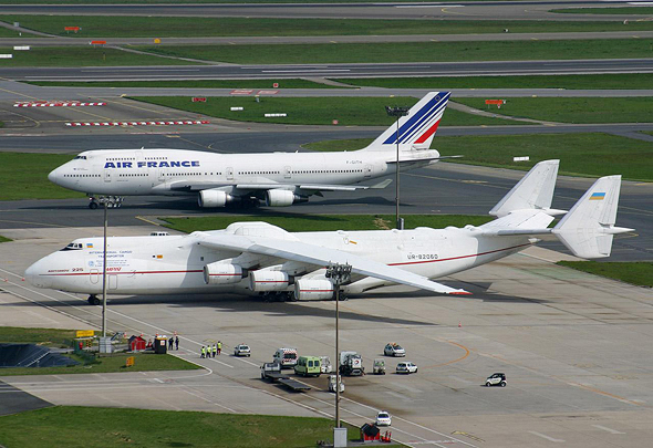 אנטונוב 225, כשמאחוריו בואינג 747 ג'מבו