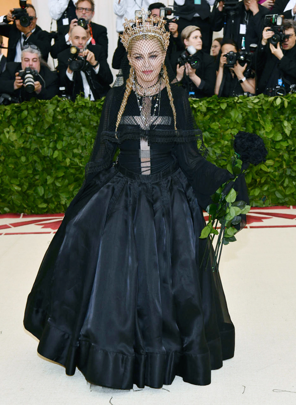 מדונה. באה בשמלה שחורה של ז'אן פול גוטייה במראה סולידי יחסית , כשרק הכתר שלראשה עשוי כולו צלבים קטנים