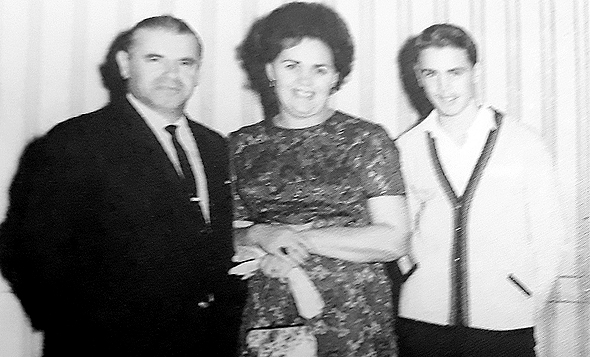 1965 - שמואל דונרשטיין עם הוריו מרים ומוט'קה בבר המצווה שלו