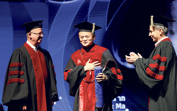 מא מקבל תואר דוקטור לשם כבוד מנשיא אוניברסיטת תל אביב יוסף קלפטר (משמאל) והרקטור ירון עוז. "ג