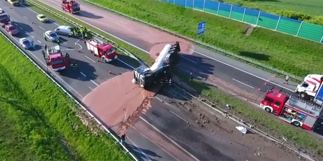 סכנה מתוקה: משאית התהפכה - כמה טונות של שוקולד נשפכו על הכביש