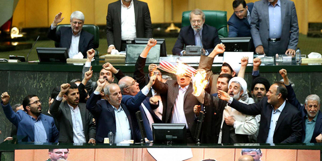 שריפת דגל ארה"ב בפרלמנט האיראני, אתמול. רוב האיראנים לא נהנו מפירות ההסכם , צילום: איי אף פי