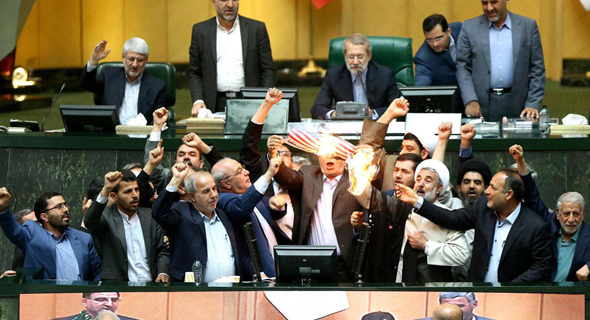 שריפת דגל ארה"ב בפרלמנט האיראני, אתמול. רוב האיראנים לא נהנו מפירות ההסכם 