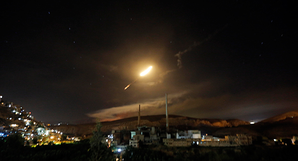 נ"מ סורי בשמי דמשק לאחר תקיפת חיל האוויר (צילום ארכיון)