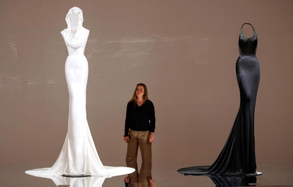 שמלה של אזדין אלייה. מוזיאון העיצוב בלונדון, עד אוקטובר
