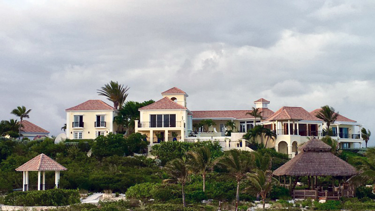 סגנון הבנייה הוא ים תיכוני עם גגות רעפים, צילום: Premiere Estates