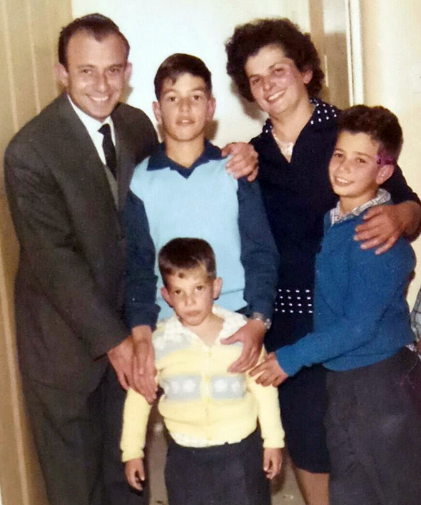 1967. דדי פרלמוטר בר המצווה (מימין) עם הוריו אברהם וזהבה ואחיו עמי (16) וליאור (8), ברמת גן
