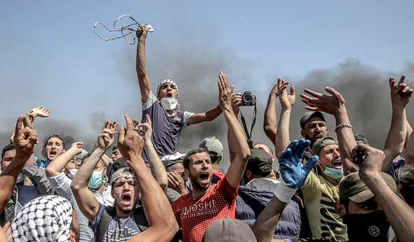 מפגינים בגבול הרצועה וישראל, ביום שני. "להנהגה הפלסטינית אין מה להציע כיום"