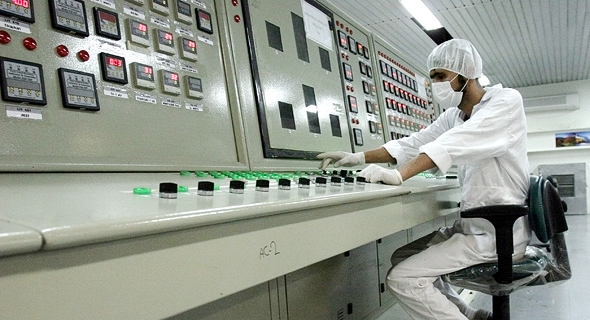 עובד בתחנת כוח איראנית, צילום: איי פי