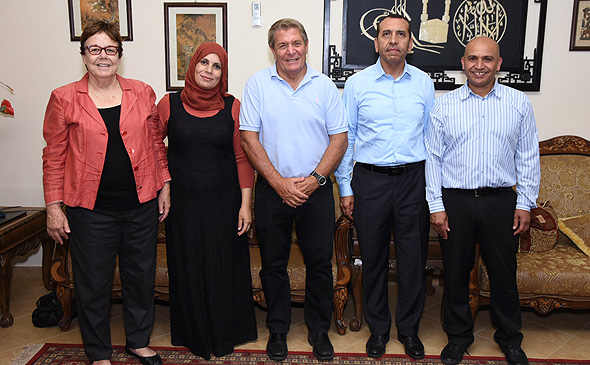 אנשי סיראג'. מימין: ג'יהאד אל-סאנע, חאדר אל-שייך, גיורא ירון, ד"ר סארה אבו-כף וסמדר נהב