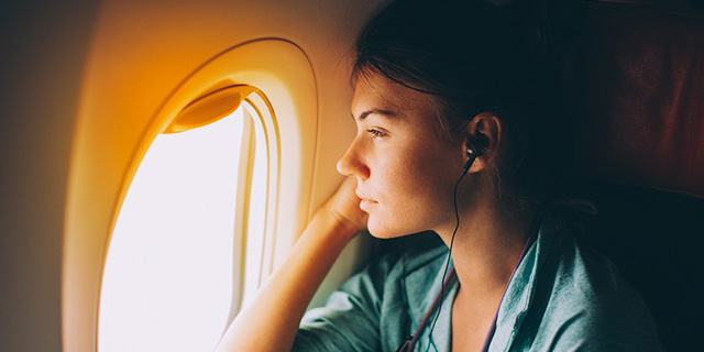 טסים ובוכים: למה אנחנו רגשניים במטוס?
