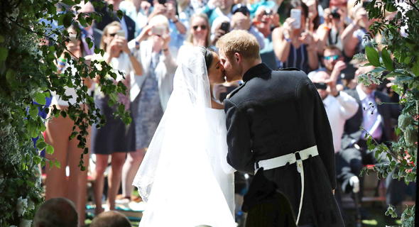 הנסיך הארי ומייגן מרקל מתנשקים בחתונתם, צילום: איי פי