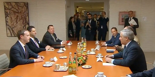 צוקרברג בפגישה מקדימה, לפני תחילת עדותו, צילום מסך: שידור חי יוטיוב