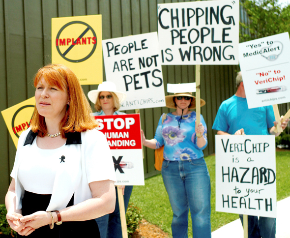 הפגנה נגד השתלת שבבים בחולי אלצהיימר בפלורידה. בארה"ב פועלים להגביל השתלות, צילום: איי פי