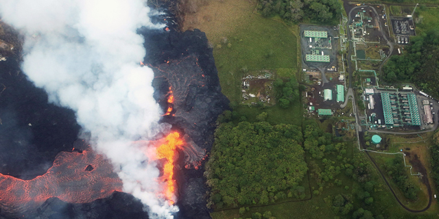 צפו: המפעל של אורמת בהוואי - מטרים ספורים מהתפרצות הלבה