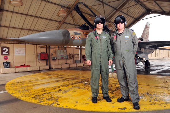 קצת עזרה מחברים. טייסי חיל האוויר עם מטוס F16, צילום: שאטרסטוק