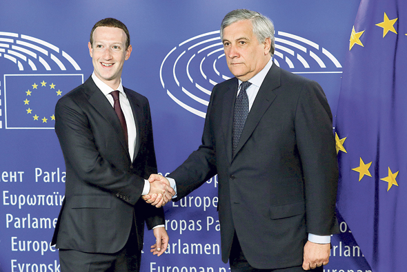 מימין יו"ר הפרלמנט האירופי אנטוניו טאג'ני ומנכ"ל פייסבוק מארק צוקרברג, צילום: רויטרס