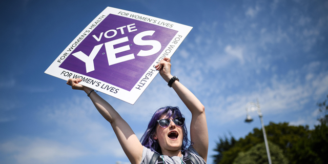 תומכת בזכות להפלה במשאל העם באירלנד, צילום: גטי אימג