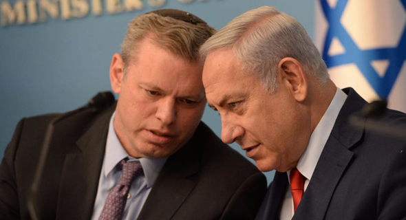 Eli Groner whispers in discussion with Israeli Prime Minister Benjamin Netanyahu. Photo: GPO
