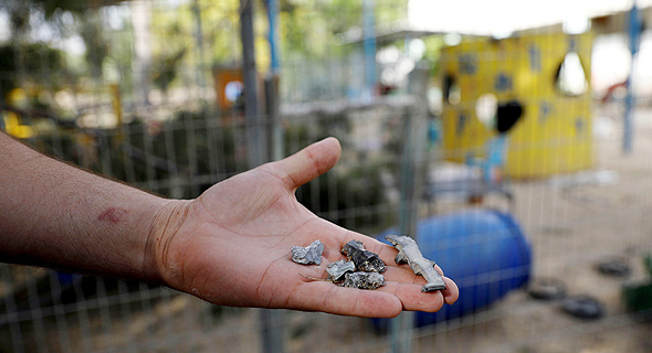 שאריות של פצצת מרגמה שנפלה סמוך לגן ילדים בעוטף עזה