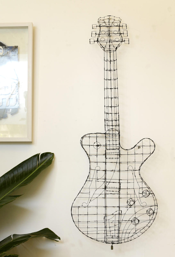 הגיטרה שיצר קובי סיבוני מחוטי ברזל , צילום: עמית שעל
