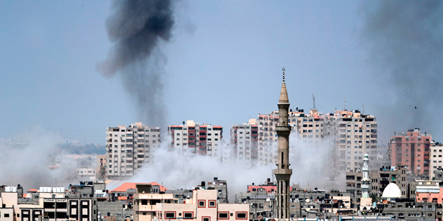 הפצצה ישראלית בעזה לפני שעה קלה, צילום: איי אף פי