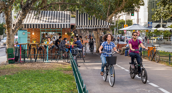 שדרות רוטשילד. "אף שהם לכאורה זרים, תושבי החוץ מרגישים כאן די בבית"  