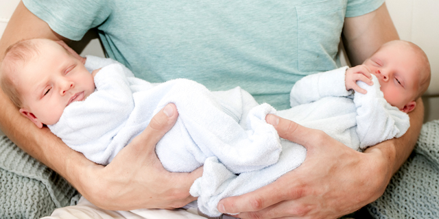 אושר סופית: הורים יוכלו להעביר חלק מתוספת חופשת הלידה עבור תאומים לאב