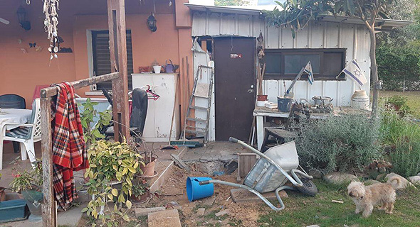 חצר הבית באשכול שבו פגעה הרקטה, צילום: ביטחון מועצה אזורית אשכול