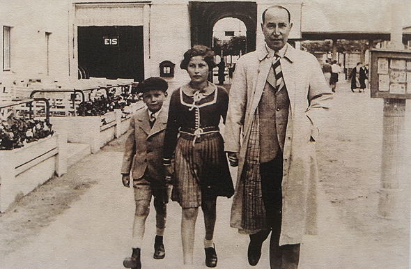1935. זלמן שובל בן ה־5 עם אחותו אדית ואביהם שאול בצופוט, עיירת נופש הסמוכה לדנציג
