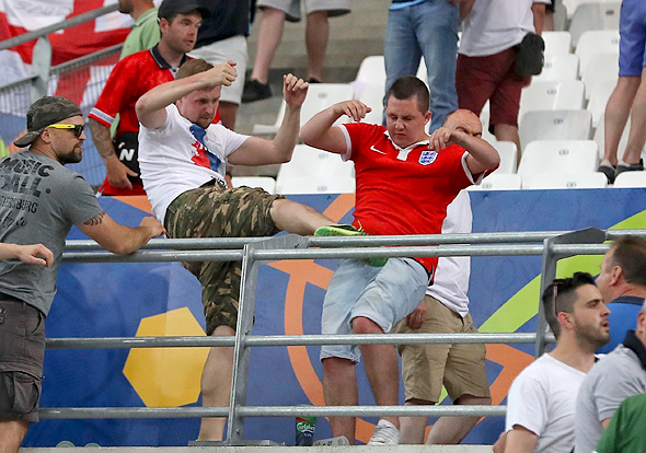 אוהדים רוסים נגד אנגלים ביורו 2016. כדורגל אנגלי היה אלים לאורך כל המאה העשרים