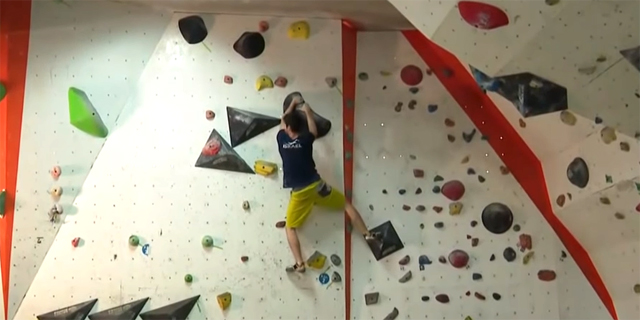 אלכס חזנוב מטפס על הקיר. שנים של אימונים ורגעים בודדים של תהילה, צילום: youtube
