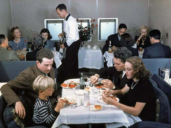 תא נוסעים של קליפר, בזמן הגשת ארוחה. ולפני מלחמת העולם השנייה