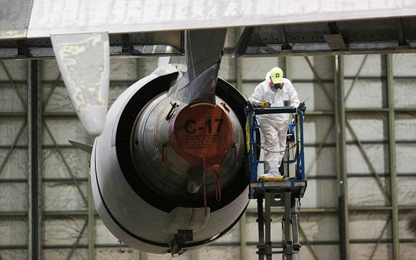 U.S. Air Force aircraft engine maintenance (illustration). Photo: Bloomberg