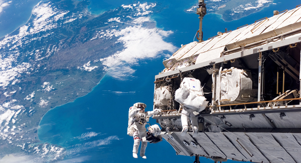 Astronauts operating in zero-gravity. Photo: NASA
