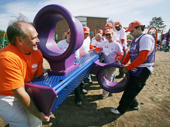 עובדי הום דיפו מתנדבים בהקמת גן שעשועים בטורונטו, קנדה. מעורבות חברתית נותנת לעובדים "רישיון מוסרי"