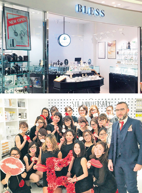 חנות של רשת התכשיטים היפנית של לוי, בלס (למעלה), ולוי עם מנהלות ועובדות של ללין יפן. "העובדים מעריצים אותי, הם מוכנים להתאבד עבורי", צילום: instegram (@tony_levy26)