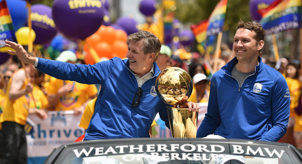 ריק וולץ ובן זוגו חוגגים עם גביע ה-NBA באירועי יום הגאווה בסן פרנסיסקו. "ההצלחה של גולדן סטייט לא קשורה לכך שאני גיי, זו בדיוק הנקודה"