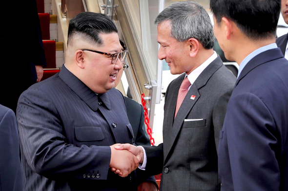 מימין שליט סינגפור לי סיין לונג ו מנהיג צפון קוריאה קים ג'ונג און, צילום: איי פי