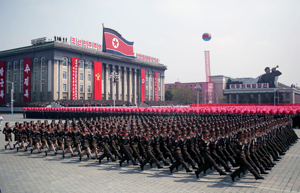 מצעד צבאי בכיכר קים איל סונג, בצפון קוריאה. בכירים מפיונגיאנג כבר קיימו סיור בסין כדי ללמוד מהשכנים על פריצות דרך בתחומי המדע, הטכנולוגיה והתחבורה