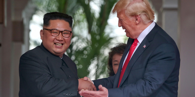 טראמפ הסיר מצפון קוריאה סנקציות שהממשל שלו הטיל כי הוא &quot;אוהב את קים ג&#39;ונג און&quot;