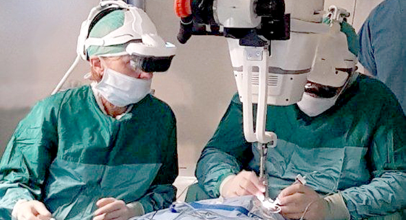 Surgeons using Beyeonics' headset. Photo: Shlomo Shoham