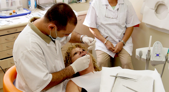 טיפול שיניים במרפאת כללית סמייל (ארכיון)