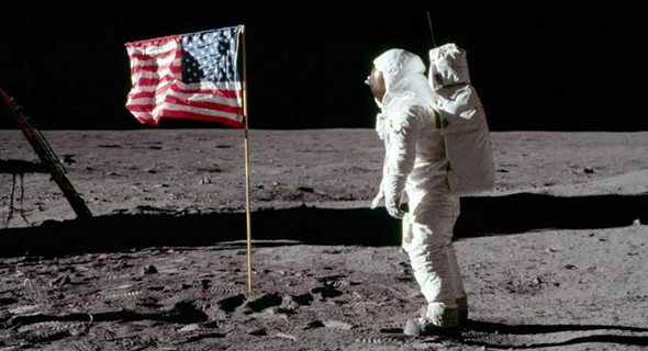 אדווין "באז" אולדרין מצדיע לדגל על הירח