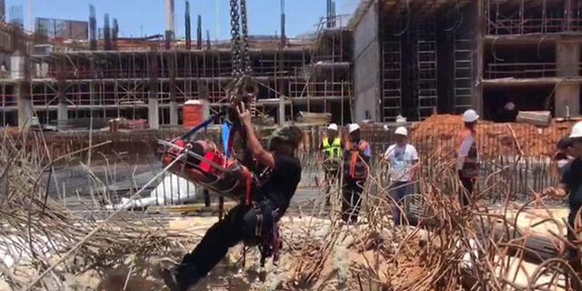 קריסה באתר בנייה בפתח תקווה: 3 פצועים, אחד חולץ במצב קשה