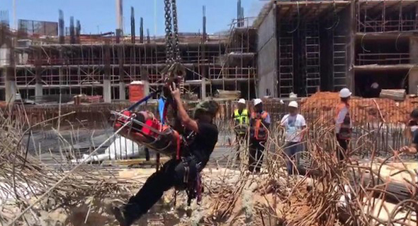תאונת עבודה באתר בנייה בפתח תקווה, צילום: דוברות כבאות והצלה