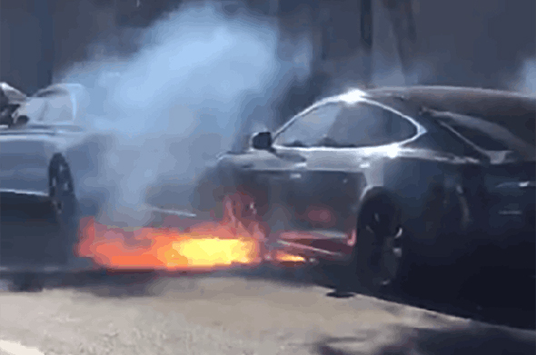 מכונית טסלה שנשרפה, צלום: טוויטר