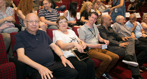 משמאל: אינגבר ואשתו רחל, שמוליק דובדבני, ארז דבורה, ג'אד נאמן  ורז יוסף, ראש החוג לקולנוע באונ' תל־אביב, בערב ההוקרה